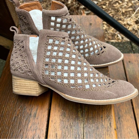 JEFFREY CAMPBELL TAGGART TAUPE SUEDE LEATHER ANKLE BOOTIES SIZE 7.5  NEW - Picture 15 of 15